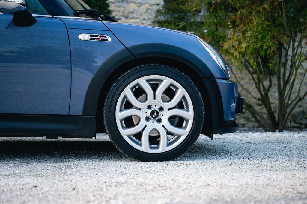 mini cooper s 170cv r52 cool blue à vendre occasion collection collector rare youngtimer achat vintage classics mini my mini revolution showroom paris houdan bazainville france