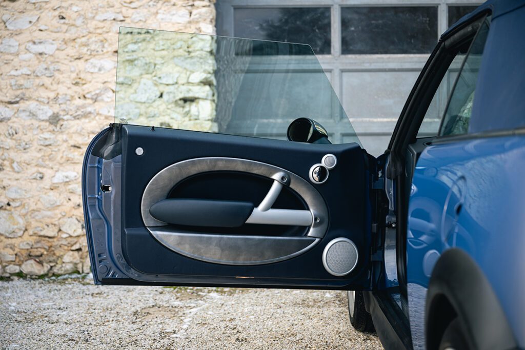 mini cooper s 170cv r52 cool blue à vendre occasion collection collector rare youngtimer achat vintage classics mini my mini revolution showroom paris houdan bazainville france