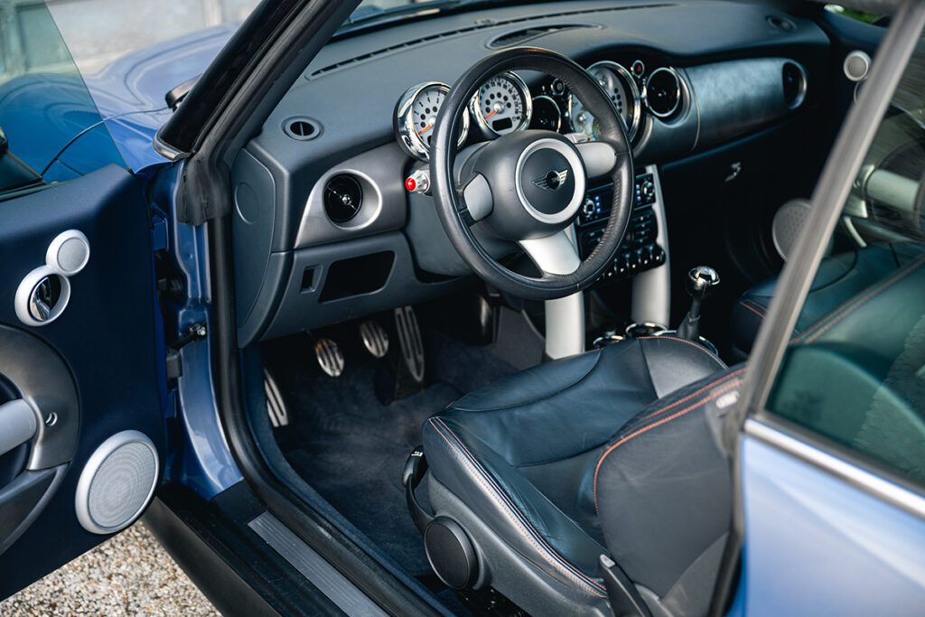 mini cooper s 170cv r52 cool blue à vendre occasion collection collector rare youngtimer achat vintage classics mini my mini revolution showroom paris houdan bazainville france