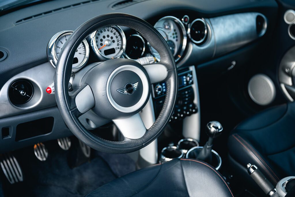 mini cooper s 170cv r52 cool blue à vendre occasion collection collector rare youngtimer achat vintage classics mini my mini revolution showroom paris houdan bazainville france