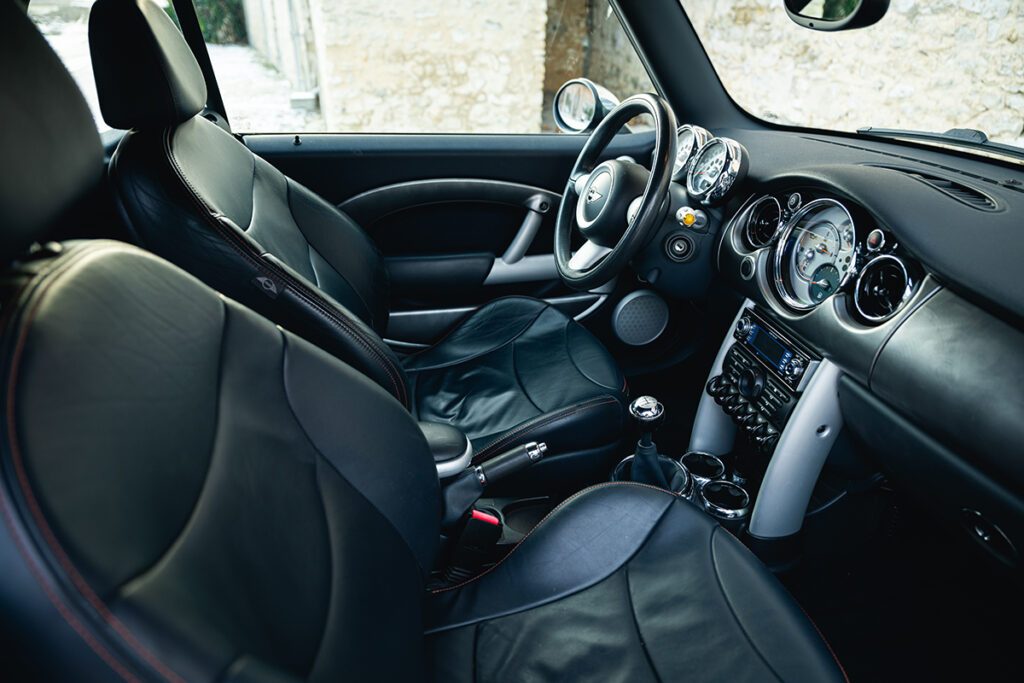 mini cooper s 170cv r52 cool blue à vendre occasion collection collector rare youngtimer achat vintage classics mini my mini revolution showroom paris houdan bazainville france