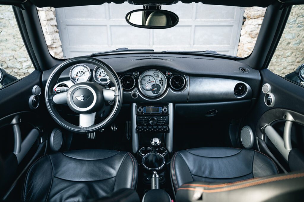 mini cooper s 170cv r52 cool blue à vendre occasion collection collector rare youngtimer achat vintage classics mini my mini revolution showroom paris houdan bazainville france