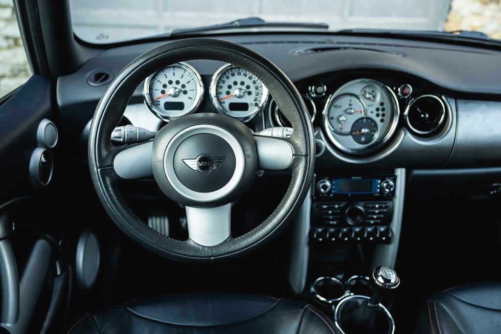 mini cooper s 170cv r52 cool blue à vendre occasion collection collector rare youngtimer achat vintage classics mini my mini revolution showroom paris houdan bazainville france