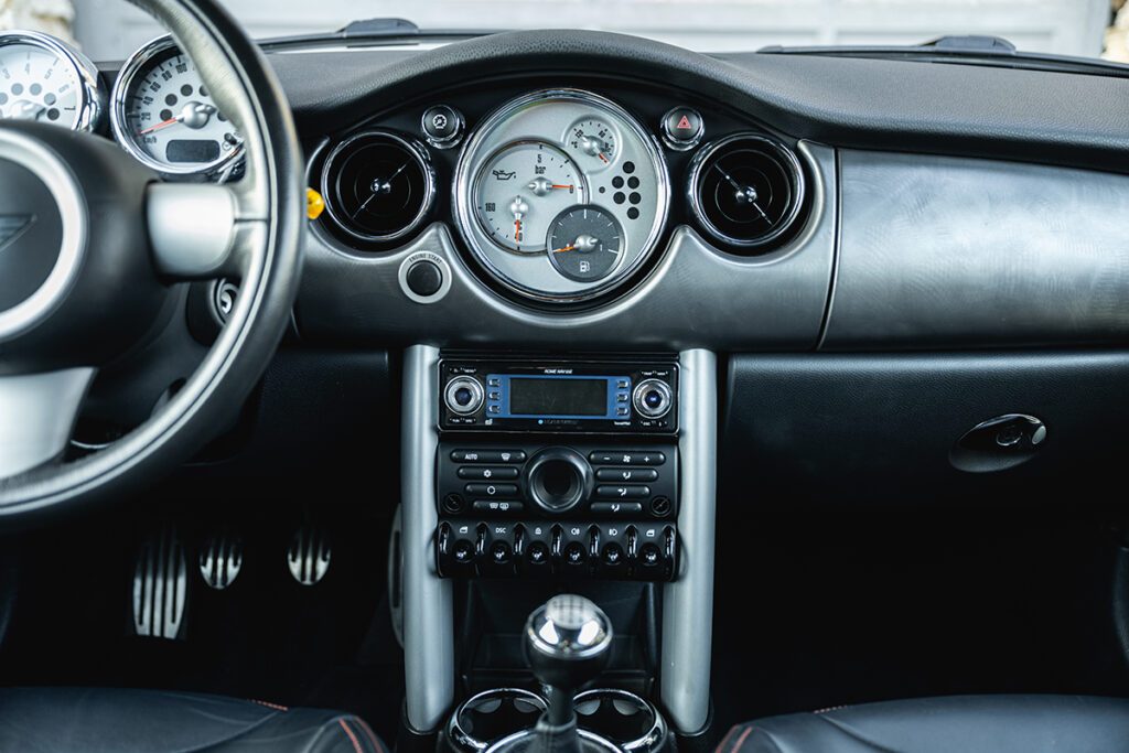 mini cooper s 170cv r52 cool blue à vendre occasion collection collector rare youngtimer achat vintage classics mini my mini revolution showroom paris houdan bazainville france