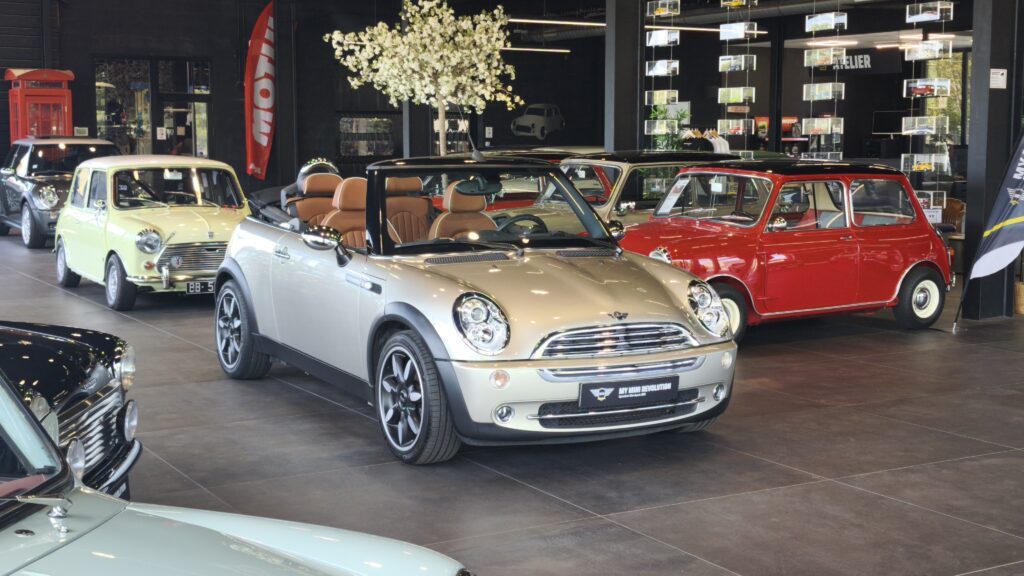 mini r52 cooper sidewalk cabriolet sparkling silver malt brown 2007 à vendre occasion collection collector rare youngtimer achat vintage classics mini my mini revolution showroom paris houdan bazainville france