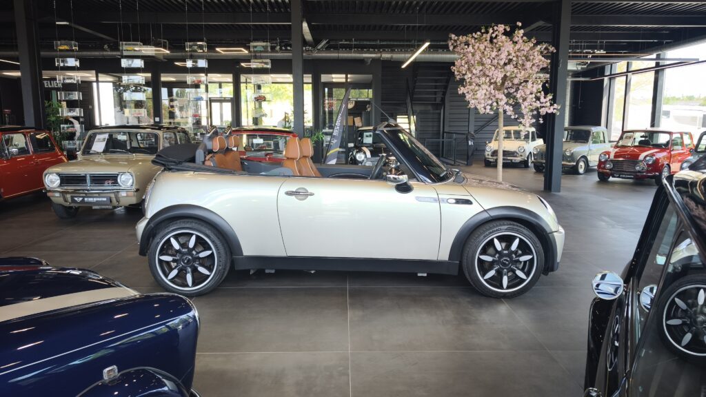 mini r52 cooper sidewalk cabriolet sparkling silver malt brown 2007 à vendre occasion collection collector rare youngtimer achat vintage classics mini my mini revolution showroom paris houdan bazainville france