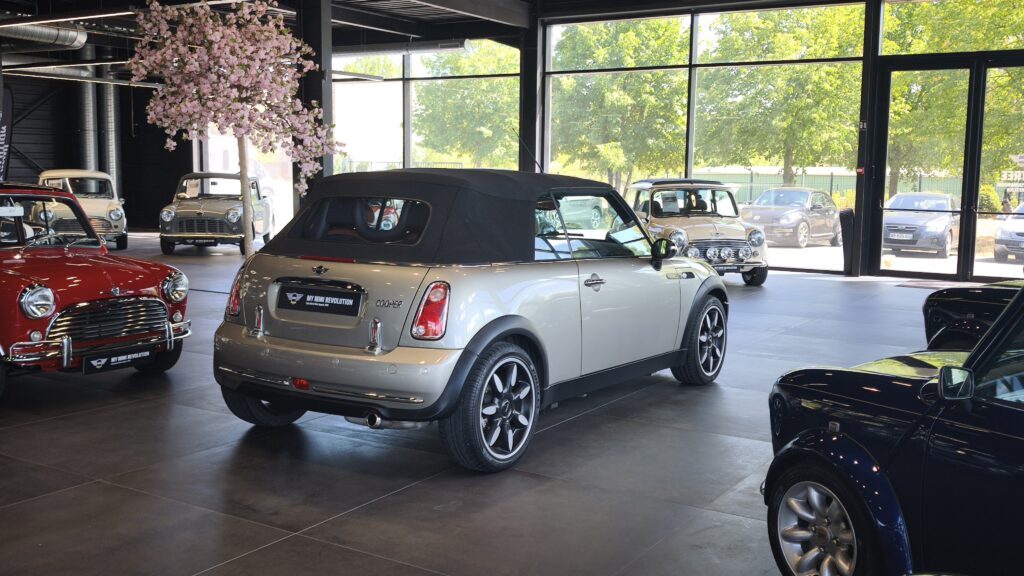 mini r52 cooper sidewalk cabriolet sparkling silver malt brown 2007 à vendre occasion collection collector rare youngtimer achat vintage classics mini my mini revolution showroom paris houdan bazainville france