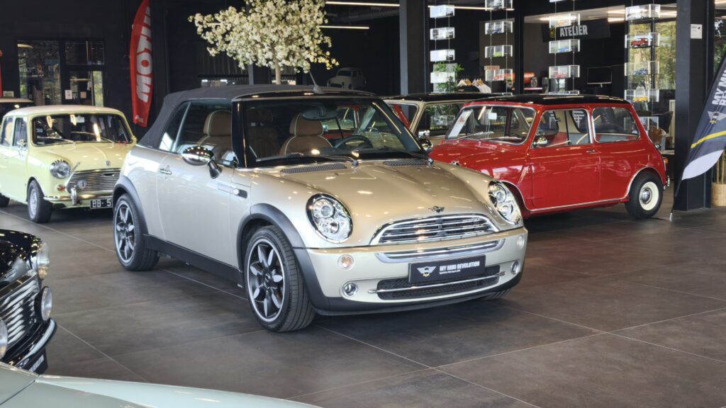 mini r52 cooper sidewalk cabriolet sparkling silver malt brown 2007 à vendre occasion collection collector rare youngtimer achat vintage classics mini my mini revolution showroom paris houdan bazainville france