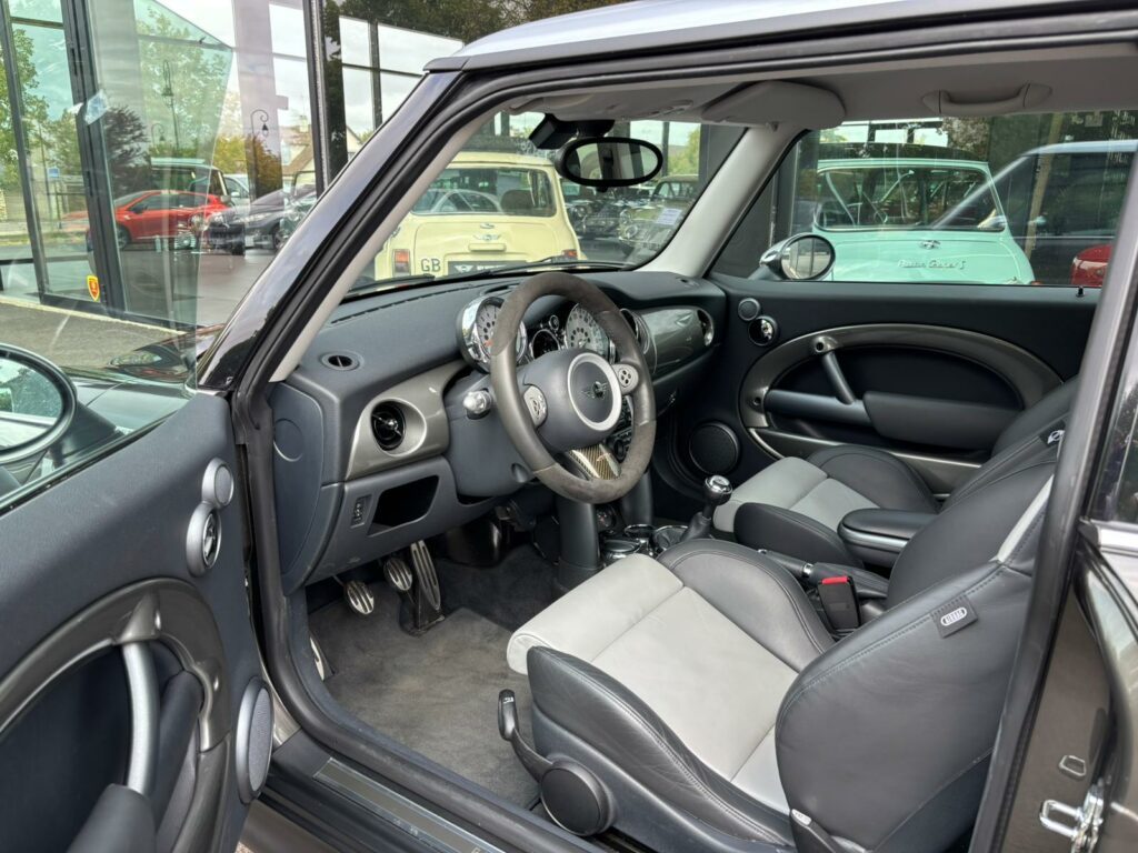 mini r53 jcw 210 royal grey park lane à vendre occasion collection collector rare youngtimer achat vintage classics mini my mini revolution showroom paris houdan bazainville france